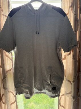Under Armour Light Gray Short-Sleeve Hooded Pullover with Black Shoulder Accents